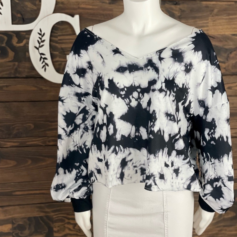 SHEIN | Curve Knotted Sweatshirt Cropped Long Sleeve V-Neckline‎ Tie Dye Top